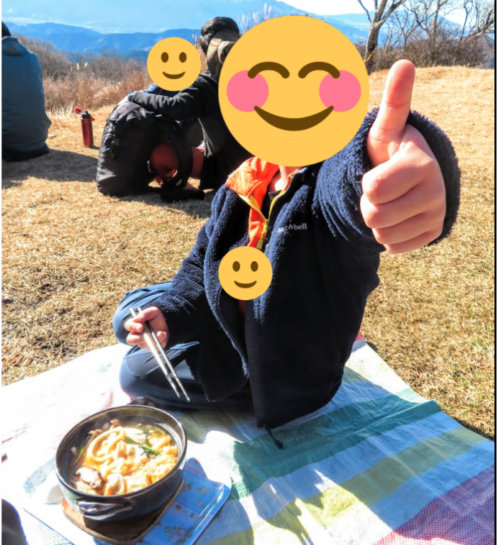 小学生　鍋割山でうどん食べる
